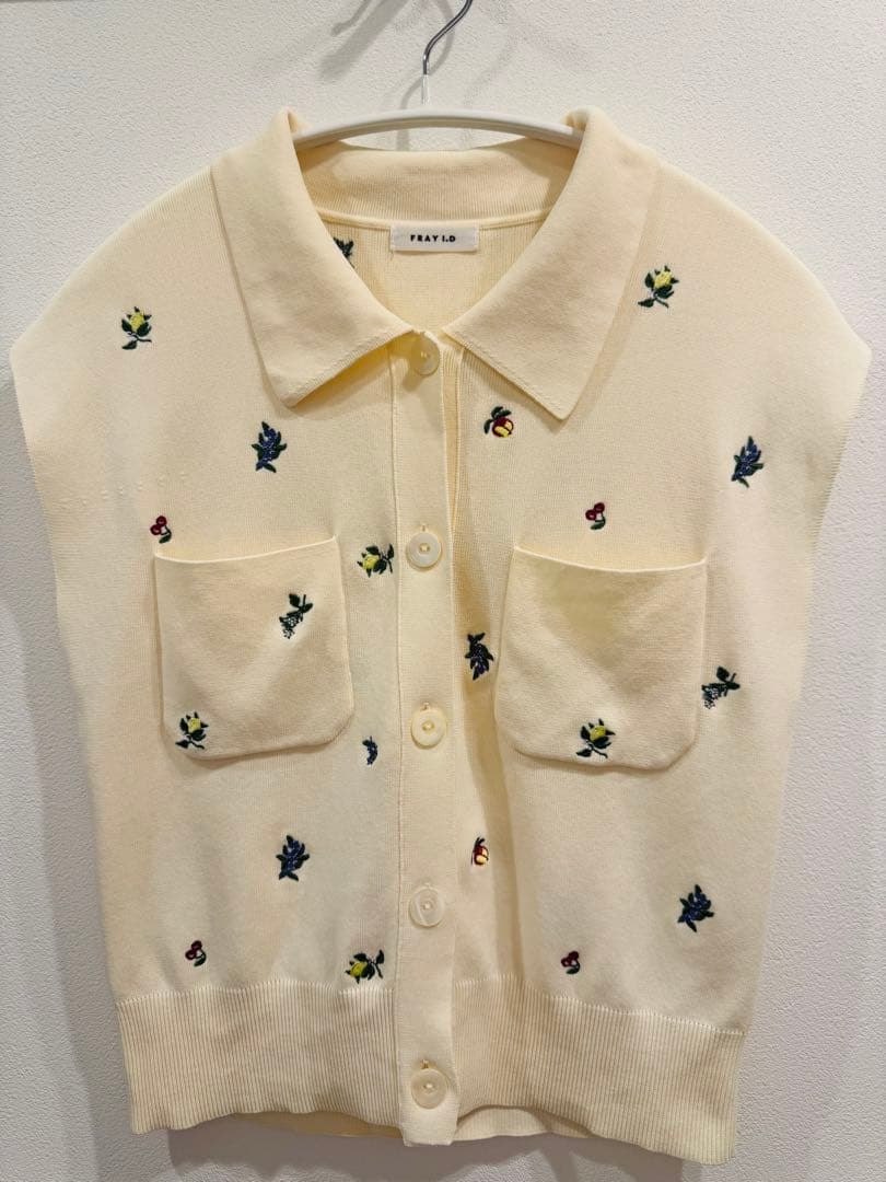 FRAY I.D フルーツ刺繍ポロカラーノースリニットジレ