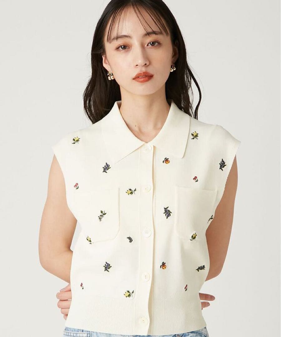 FRAY I.D フルーツ刺繍ポロカラーノースリニットジレ