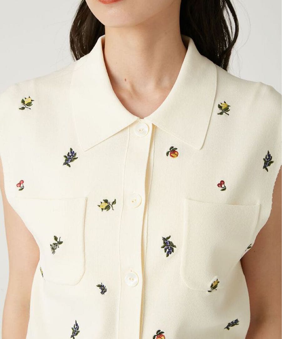 FRAY I.D フルーツ刺繍ポロカラーノースリニットジレ