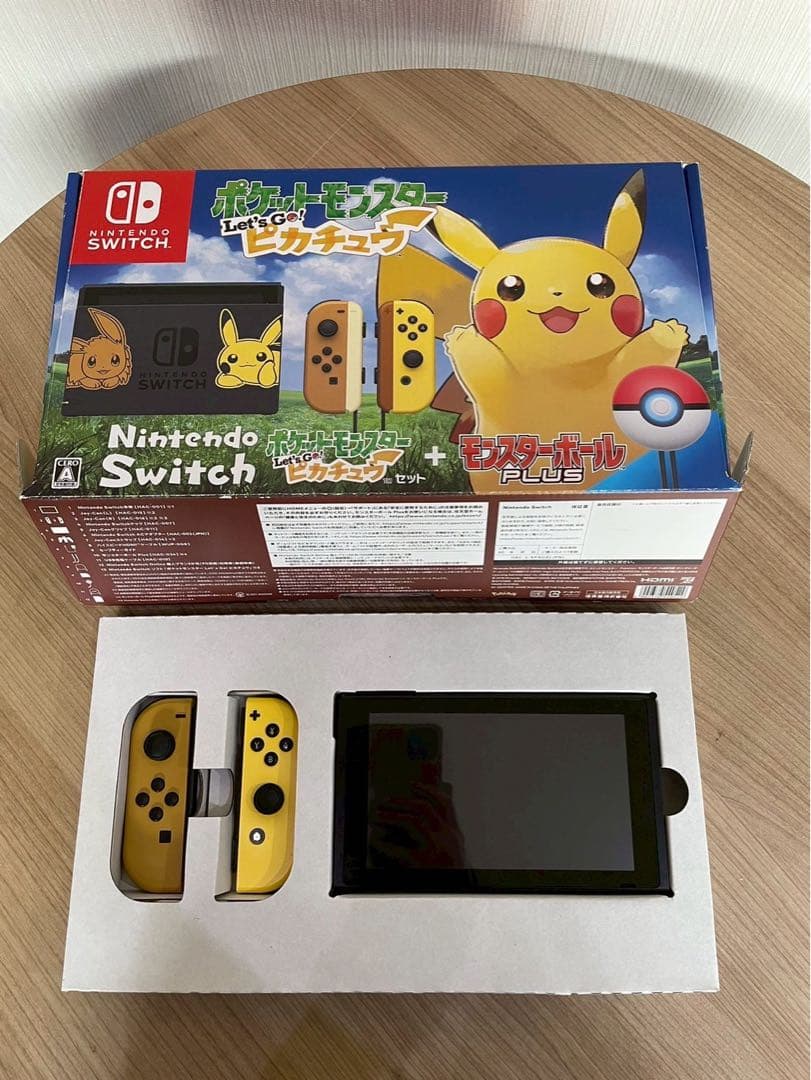 【美品】Nintendo Switch ピカチュウ＆イーブイver
