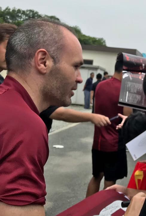 ヴィッセル 神戸A.イニエスタ、ビジャ直筆サイン入りユニフォームプレーヤーズT