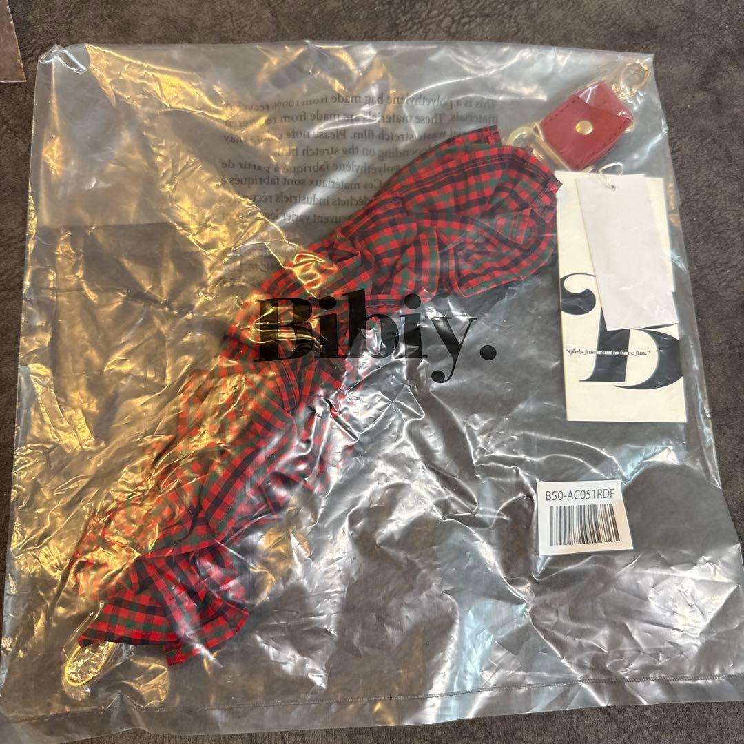 【新品未開封】Bibiy.×familiar ハンドストラップ　赤チェック