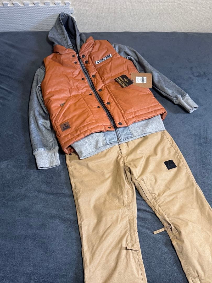 ❣️neoncollective オレンジ XSベストとグレーのフーディーセット❣️