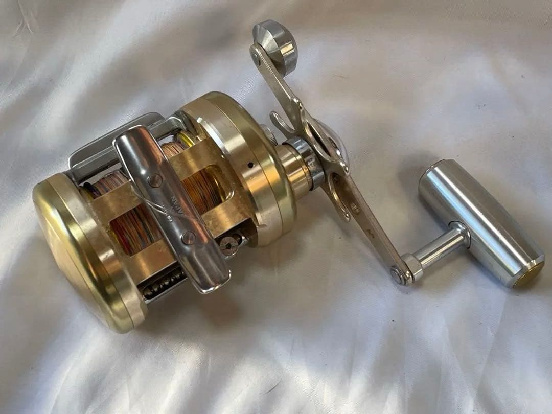 Daiwa 300 フィッシングリール ゴールド/シルバー