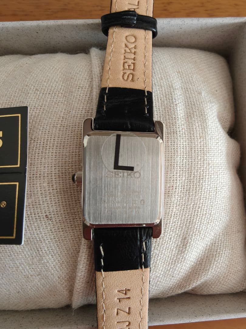 試着のみ SEIKO ESSENTIALS SWR053 クォーツ 腕時計