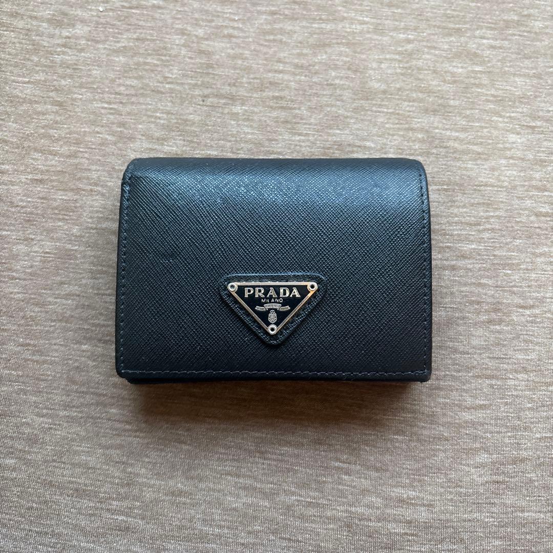 PRADA ブラック 二つ折り財布 サフィアーノレザー