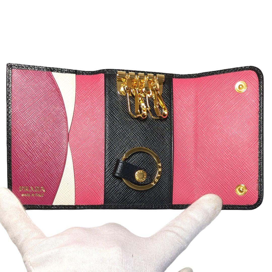【極美品】PRADAプラダ レザー 4連キーケース　内側ピンク