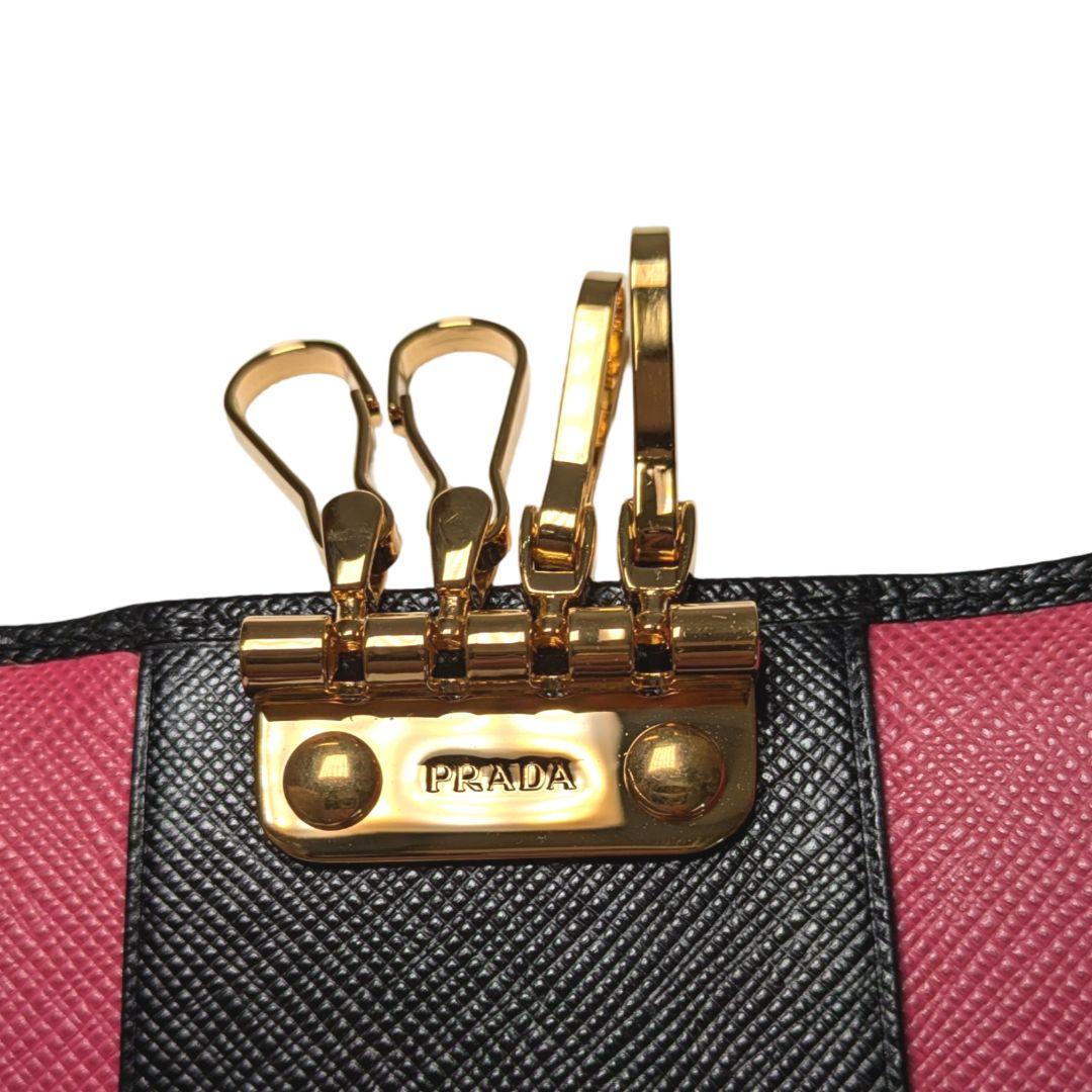 【極美品】PRADAプラダ レザー 4連キーケース　内側ピンク