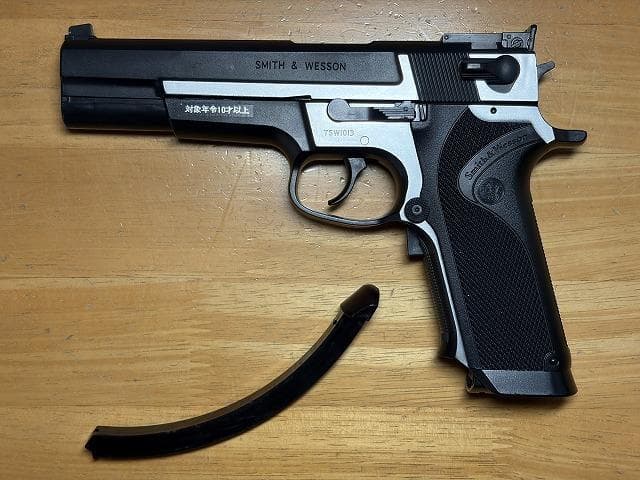 あ*き様 ジャンク扱い・10禁エアガンセット+ホルスター+ライフルケース等