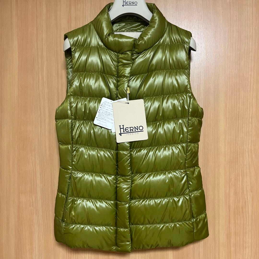 新品タグ付き　Herno オリーブグリーン ダウンベスト