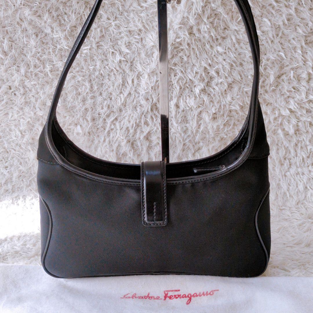 サルヴァトーレフェラガモ　ショルダーバッグ　ワンショルダー　ナイロン　ロゴ金具