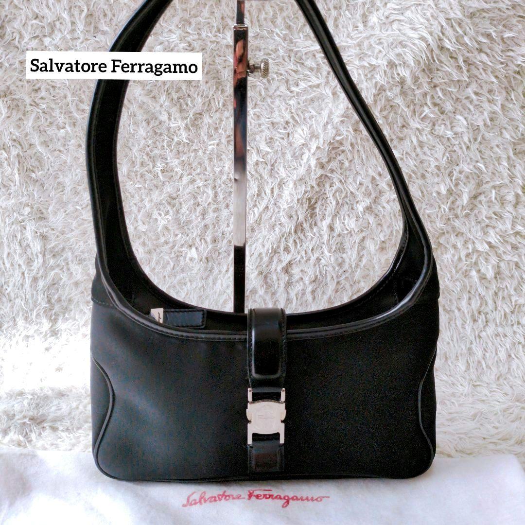 サルヴァトーレフェラガモ　ショルダーバッグ　ワンショルダー　ナイロン　ロゴ金具