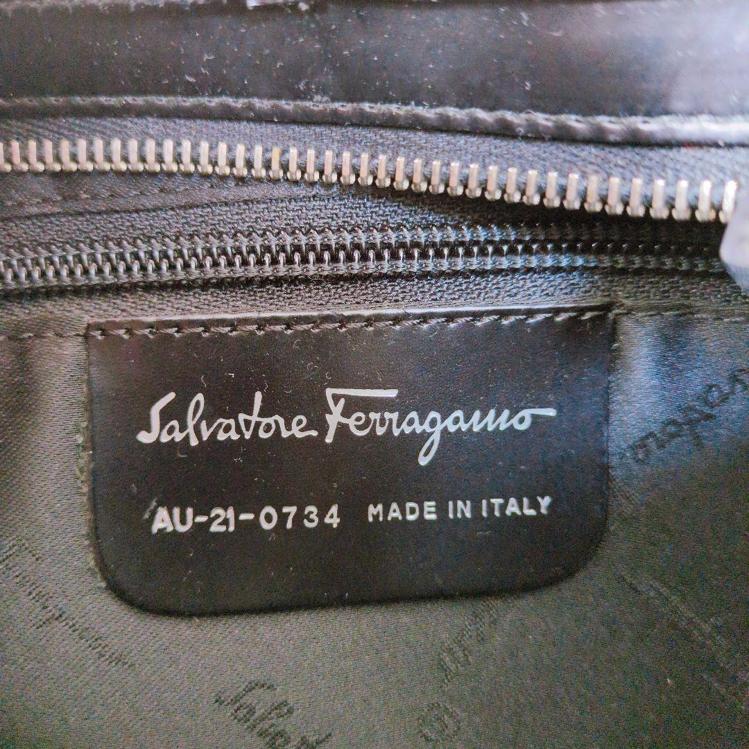 サルヴァトーレフェラガモ　ショルダーバッグ　ワンショルダー　ナイロン　ロゴ金具
