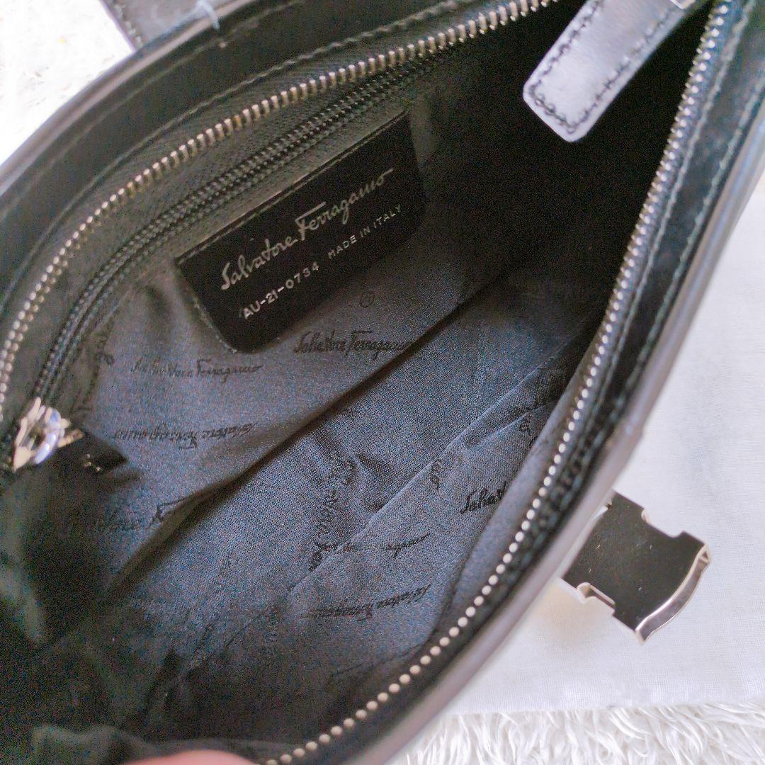 サルヴァトーレフェラガモ　ショルダーバッグ　ワンショルダー　ナイロン　ロゴ金具
