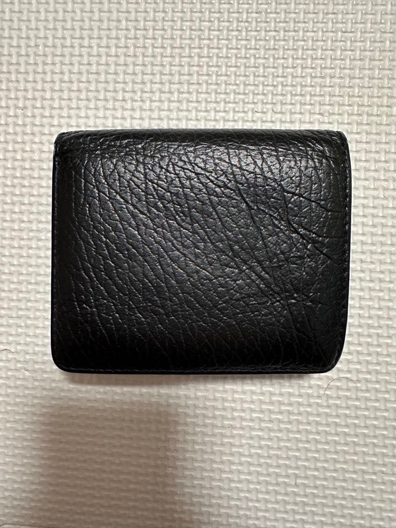 Maison Margielaのブラックレザー二つ折り財布、カードスロット付き