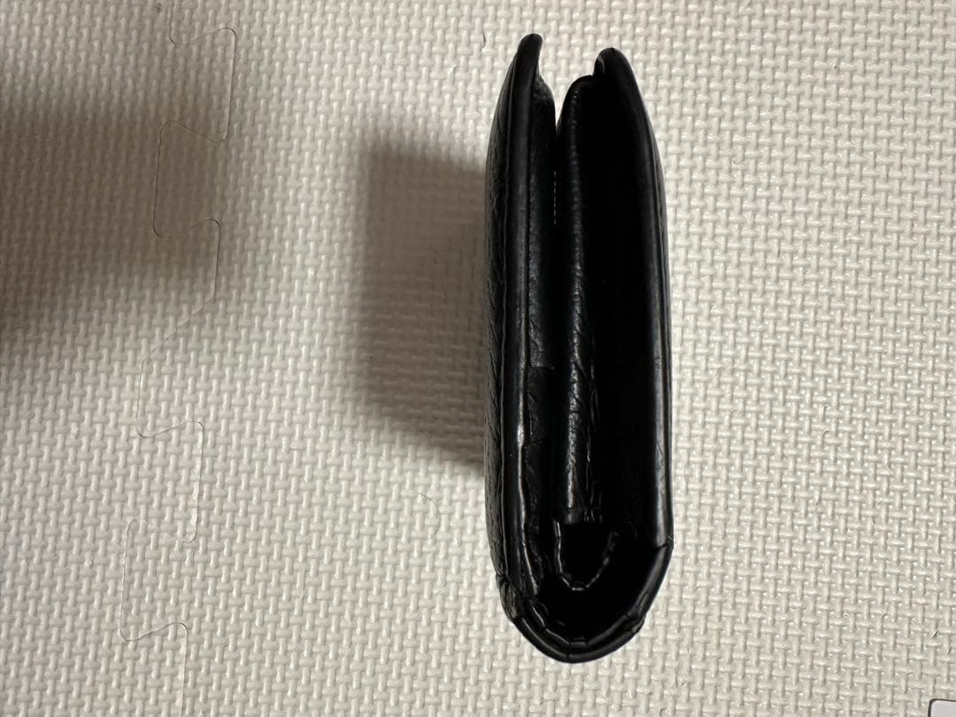 Maison Margielaのブラックレザー二つ折り財布、カードスロット付き