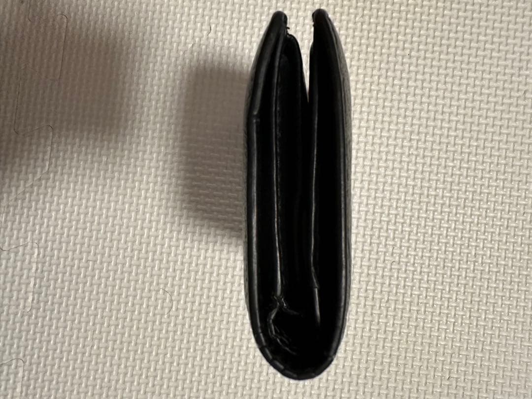 Maison Margielaのブラックレザー二つ折り財布、カードスロット付き