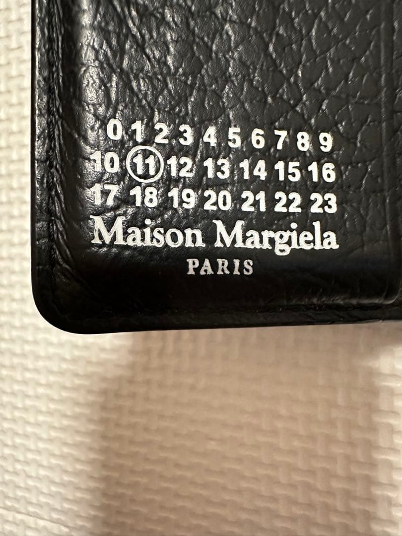 Maison Margielaのブラックレザー二つ折り財布、カードスロット付き