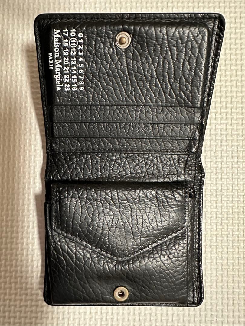 Maison Margielaのブラックレザー二つ折り財布、カードスロット付き