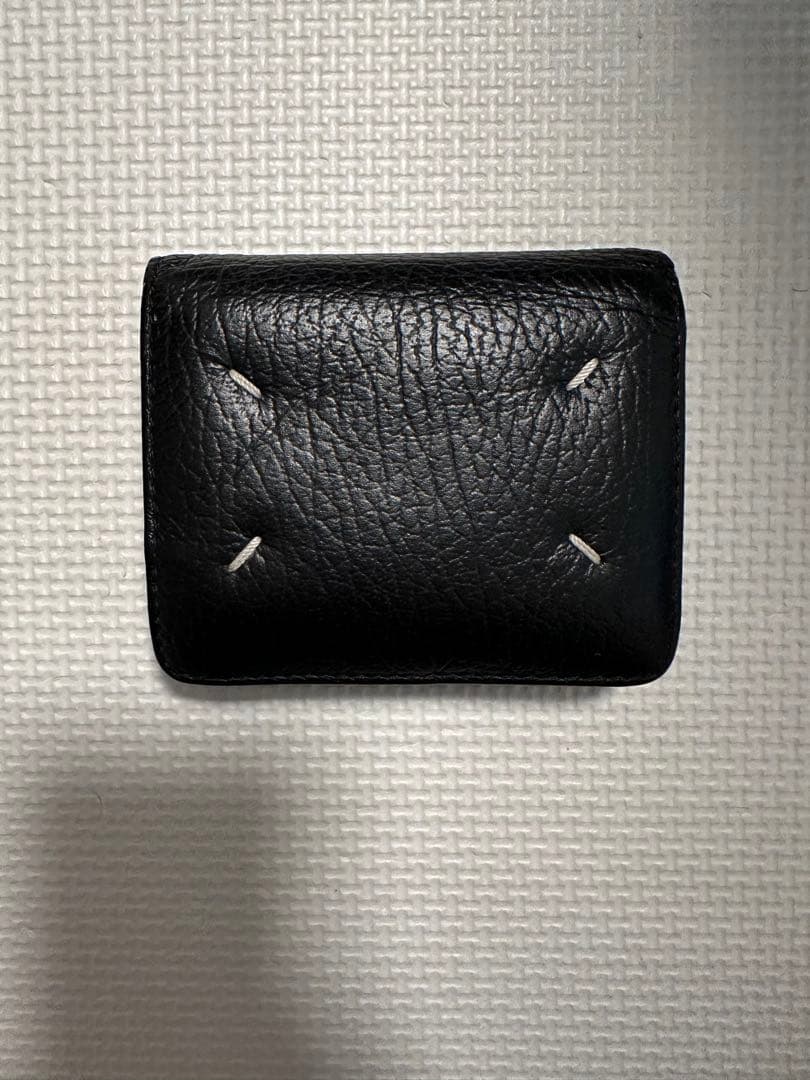 Maison Margielaのブラックレザー二つ折り財布、カードスロット付き