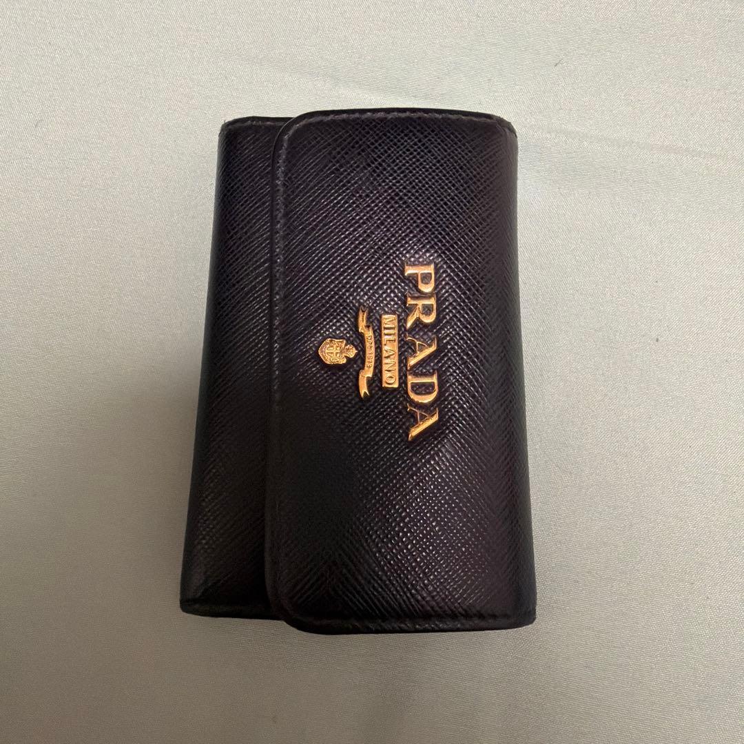 PRADA プラダ サフィアーノレザー キーケース ブラック ゴールドロゴ
