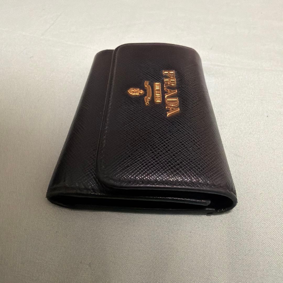 PRADA プラダ サフィアーノレザー キーケース ブラック ゴールドロゴ