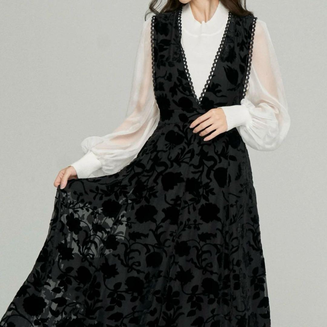 〈定価:18,700〉tnewties Vネックドレス