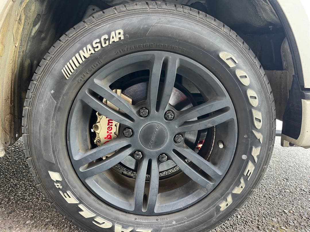 キャリパーカバー　ゴールド　ハイエース200系用