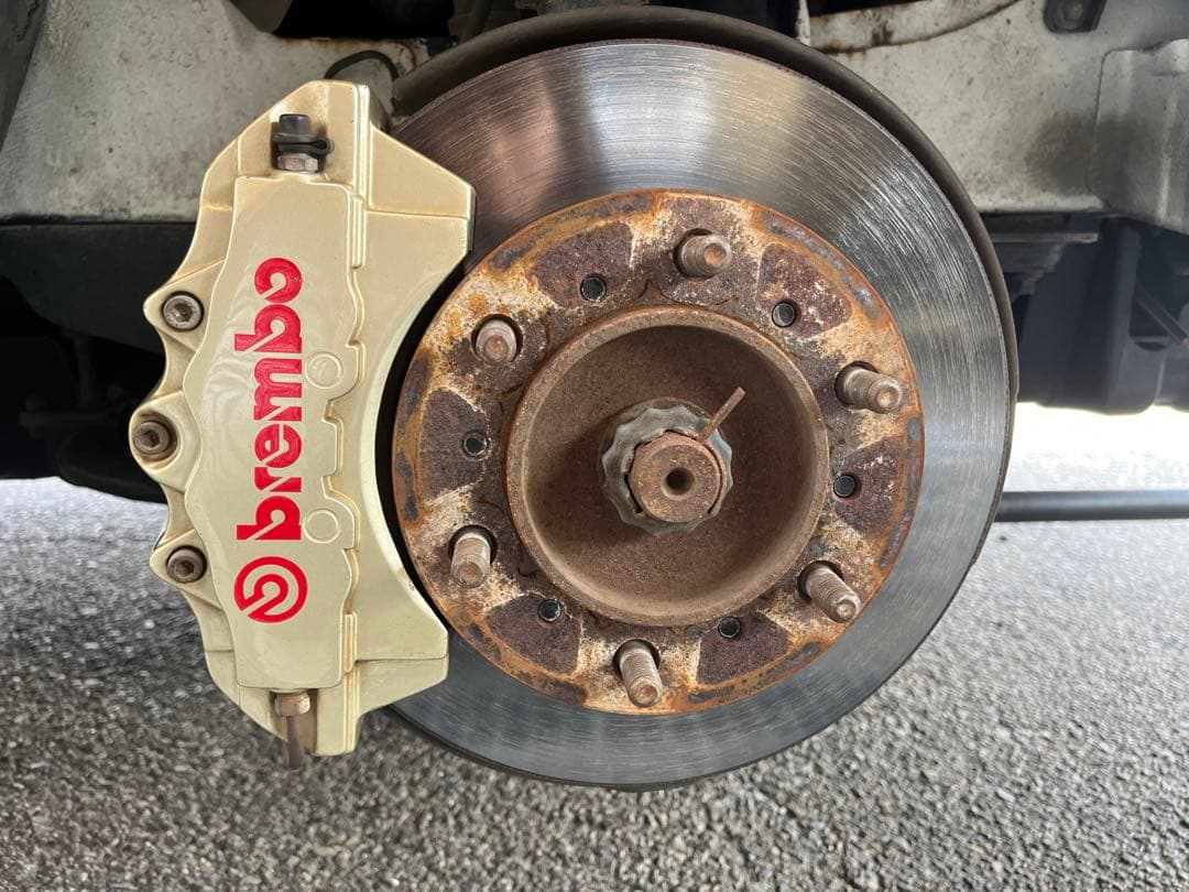 キャリパーカバー　ゴールド　ハイエース200系用