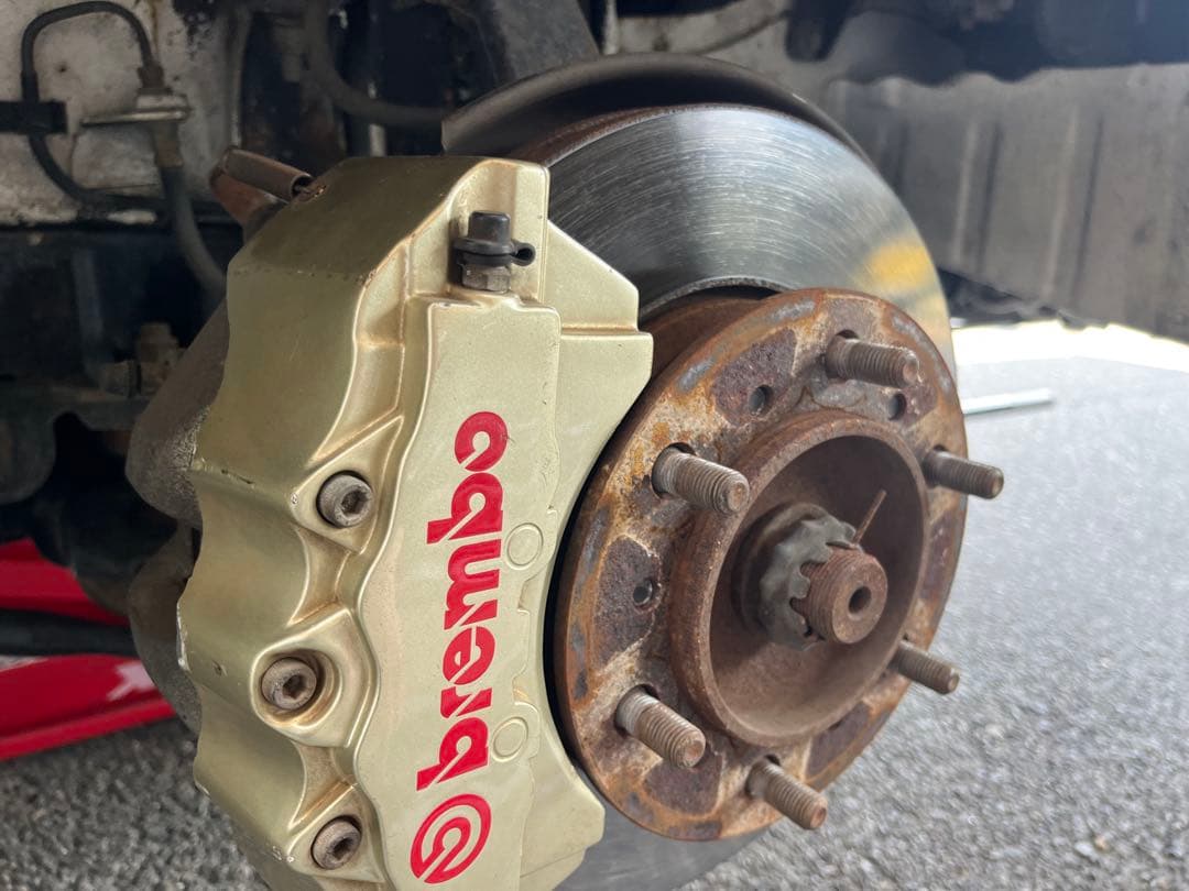 キャリパーカバー　ゴールド　ハイエース200系用