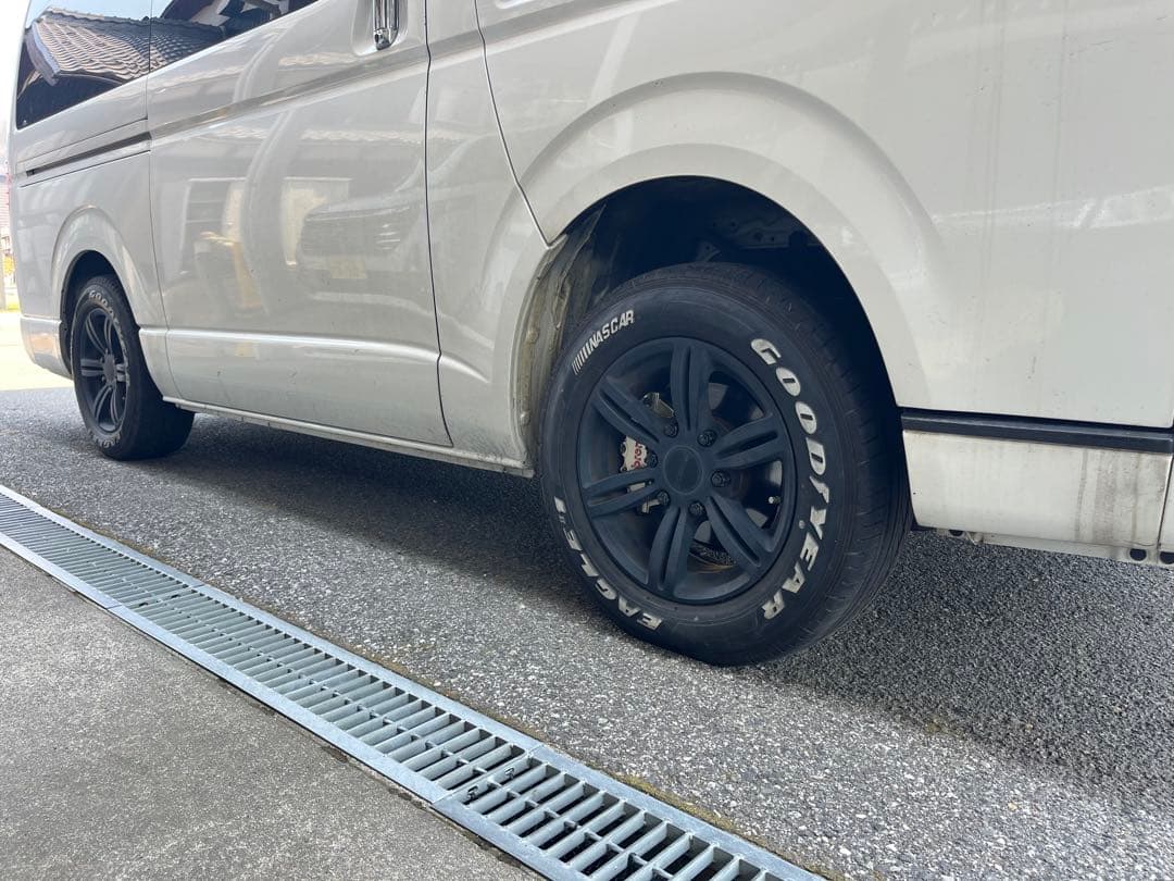 キャリパーカバー　ゴールド　ハイエース200系用