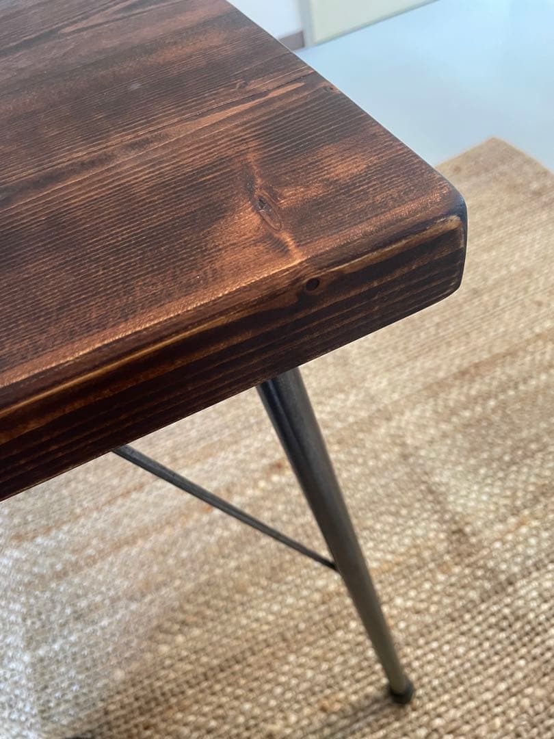 ダークブラウン　木製テーブル