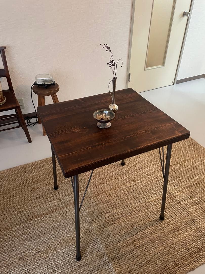 ダークブラウン　木製テーブル