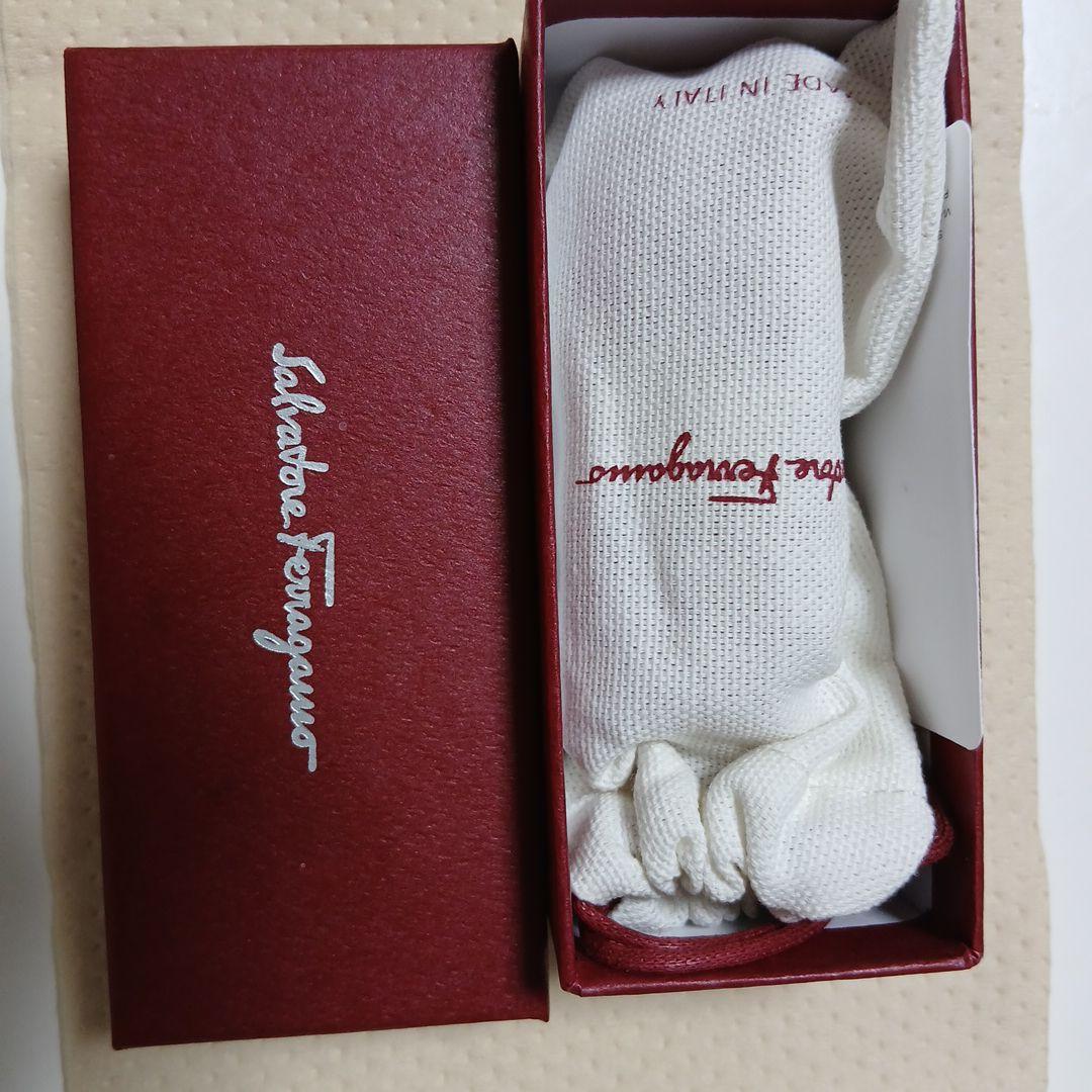 Ferragamo レッドリボン バレッタ ゴールド金具付き