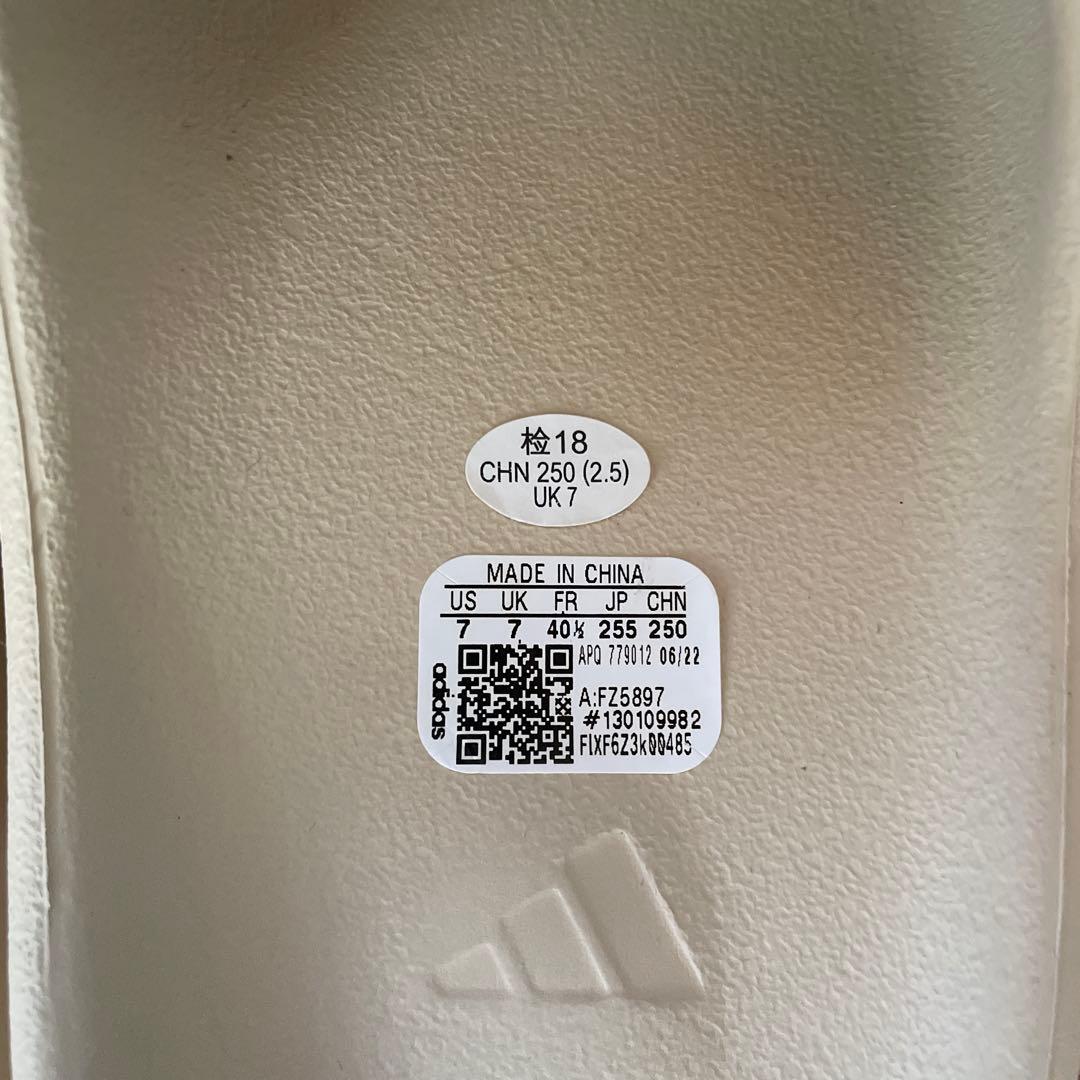 YEEZY SLIDE イージースライド ボーン