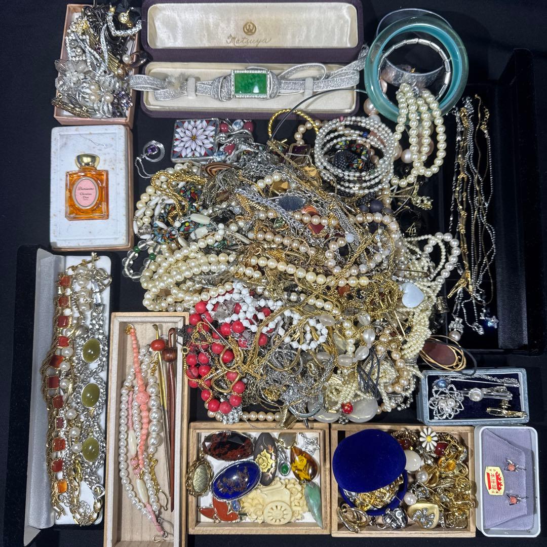 2958★昔のアクセサリー　大量★整理品　遺品★ネックレス　ブレスレット他