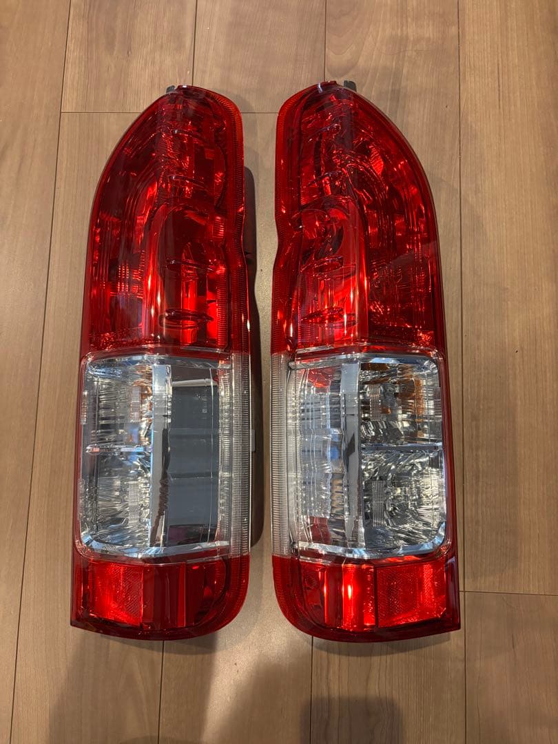 200系　ハイエース　純正テールライト　スーパーGL