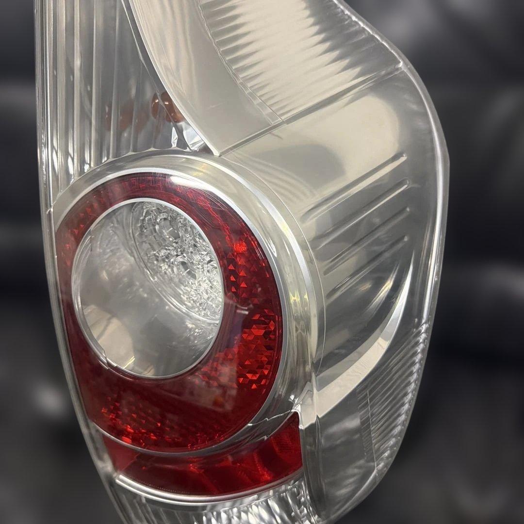 トヨタアクア NHP10 純正 右 テールランプ