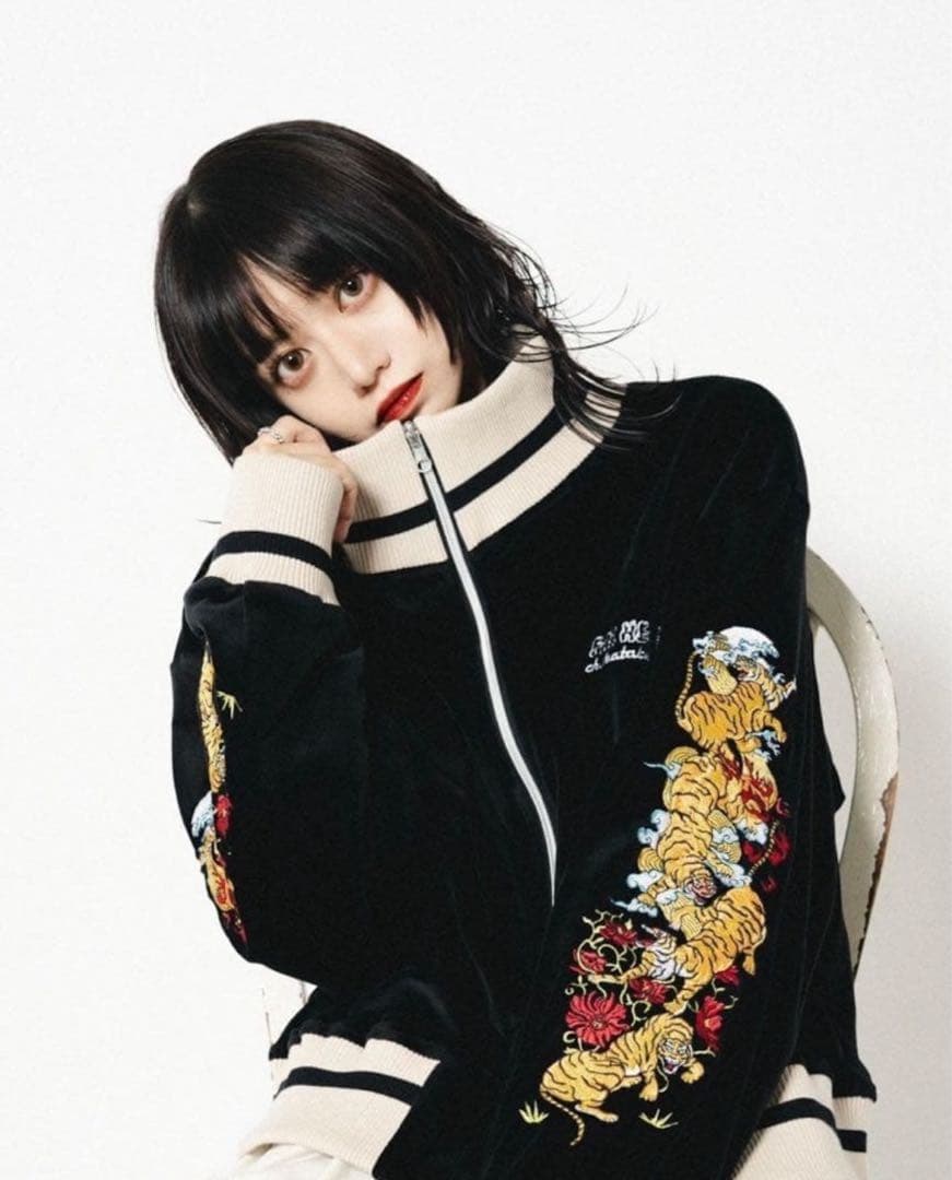 チュウカタベタイ Tiger track crop jacket Mサイズ