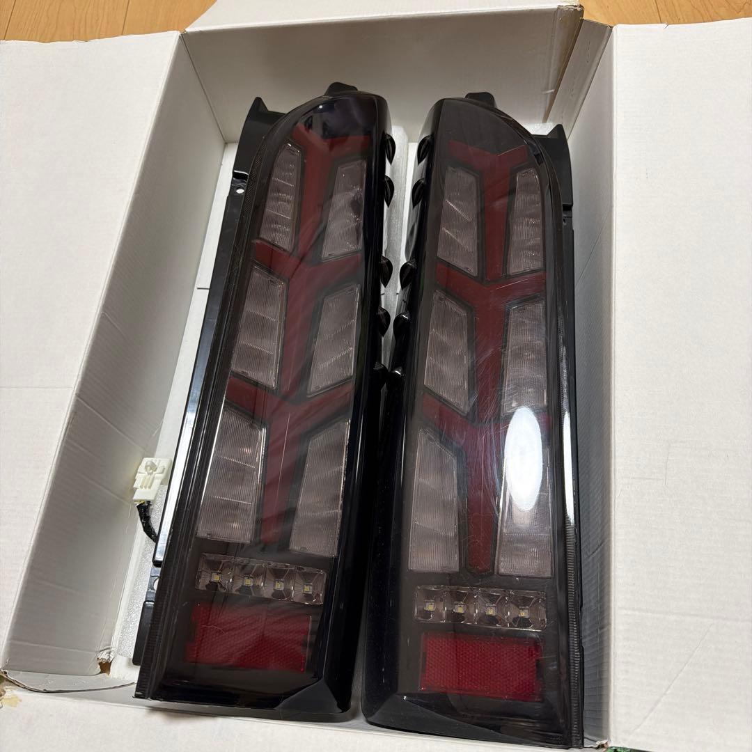 ハイエースLEDテールライト ブラック 2個セット