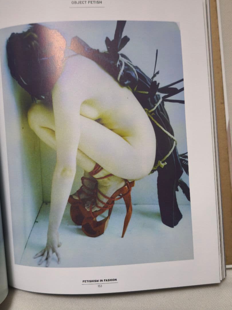 洋書 Fetishism in Fashion Lidewij Edelkoort