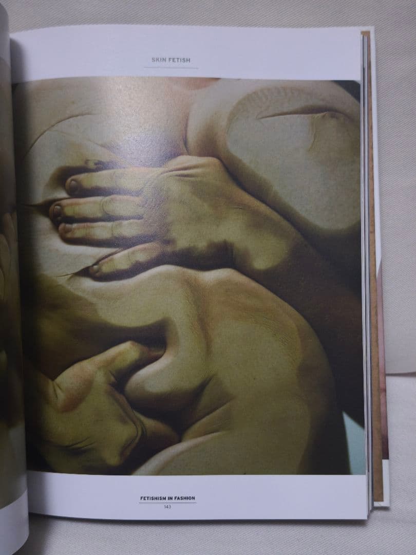 洋書 Fetishism in Fashion Lidewij Edelkoort