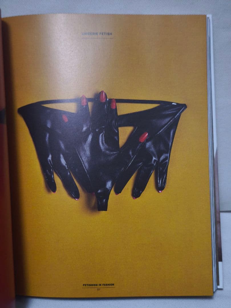 洋書 Fetishism in Fashion Lidewij Edelkoort
