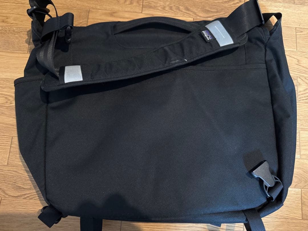 patagonia メッセンジャーバッグ 黒 反射材付き