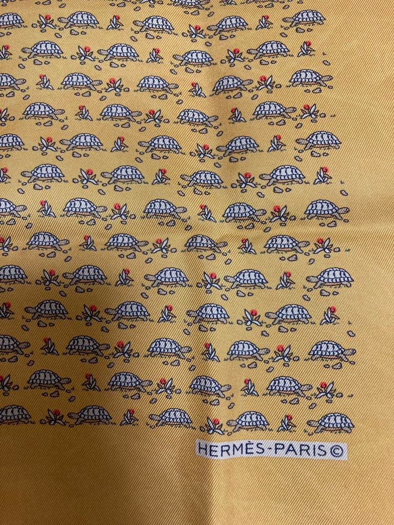 HERMES エルメスカメ柄 シルク ポケットチーフ　黄 未使用品 プチカレ40