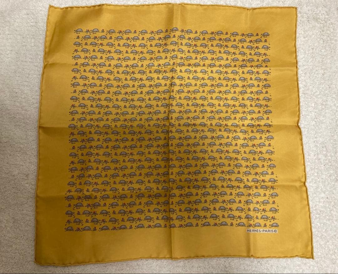 HERMES エルメスカメ柄 シルク ポケットチーフ　黄 未使用品 プチカレ40