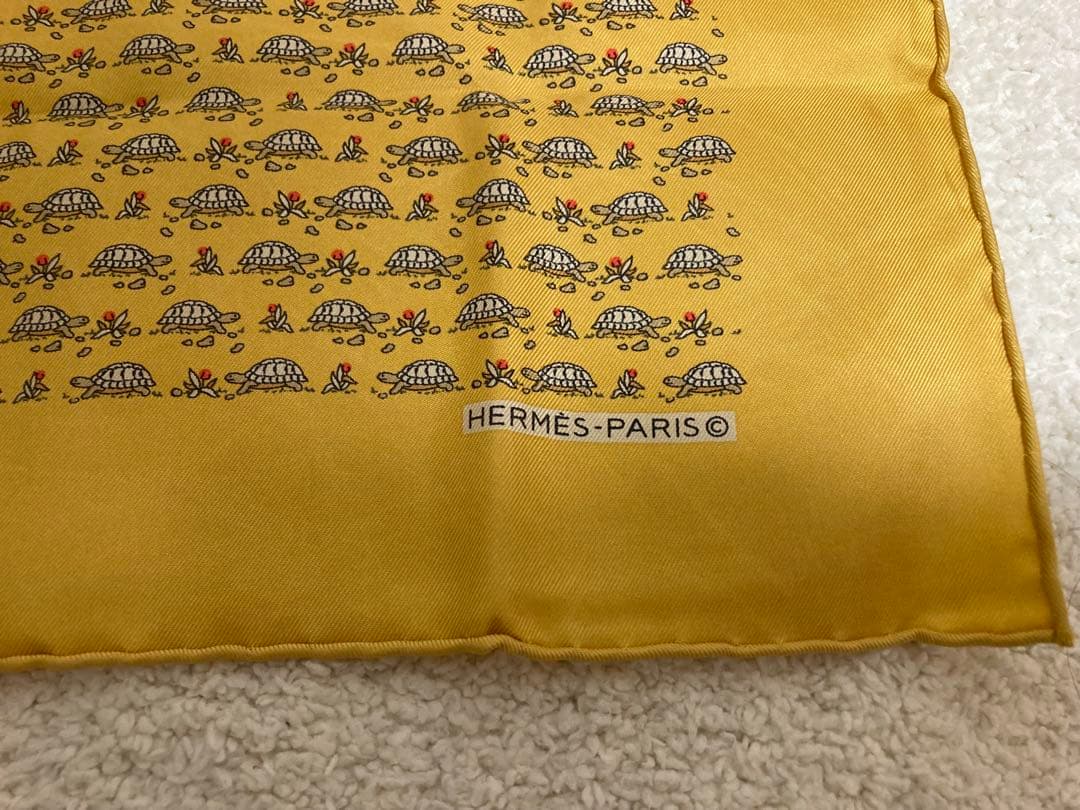 HERMES エルメスカメ柄 シルク ポケットチーフ　黄 未使用品 プチカレ40