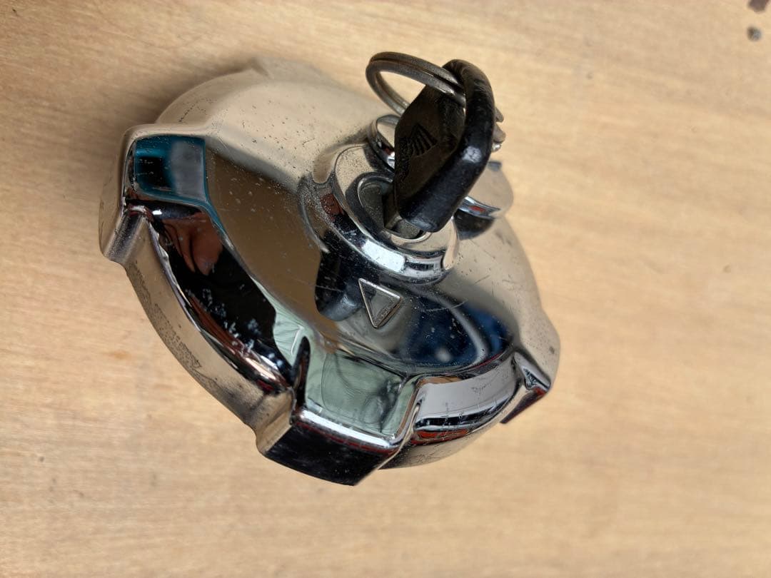 Ape バイクタンクキャブ車用　黒/オレンジ　キャップ鍵付き