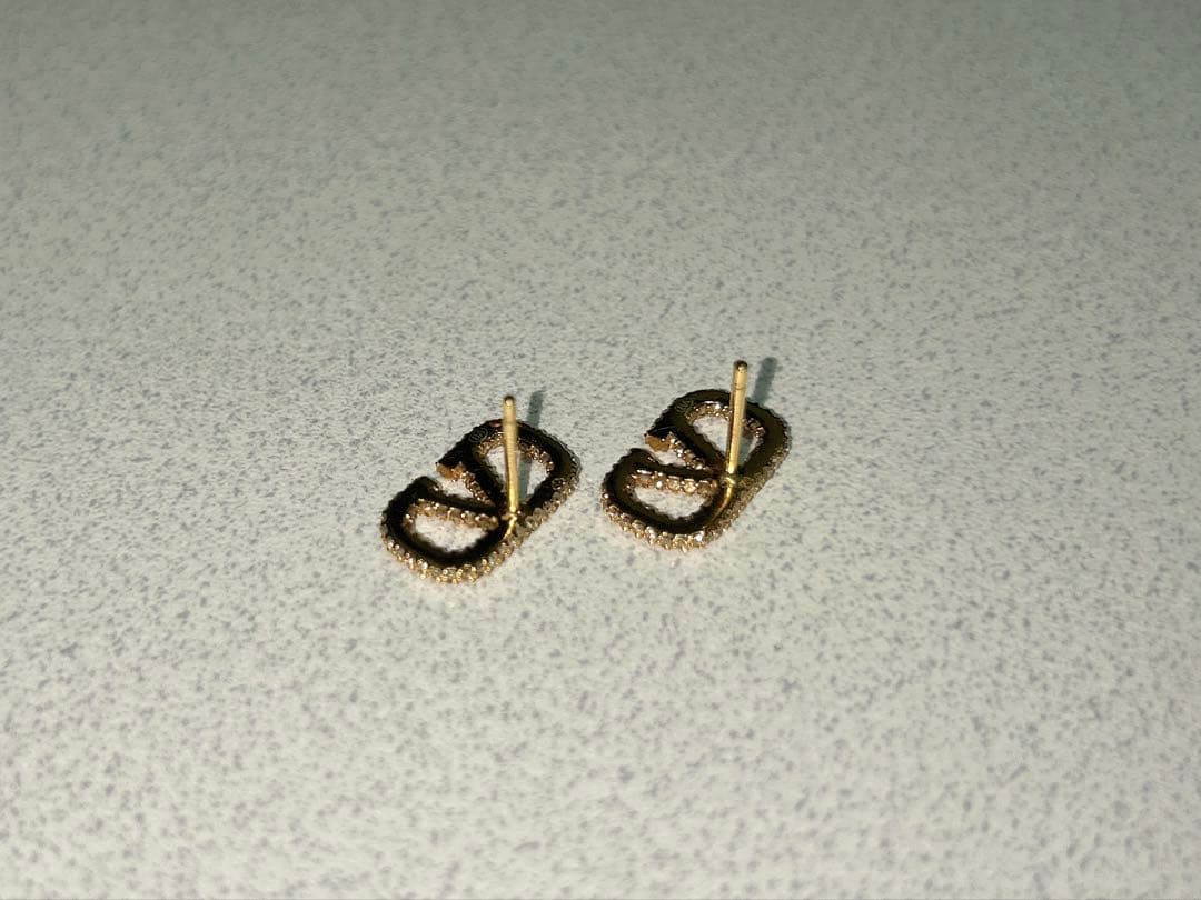 VALENTINO　Vロゴ　ピアス　ゴールド