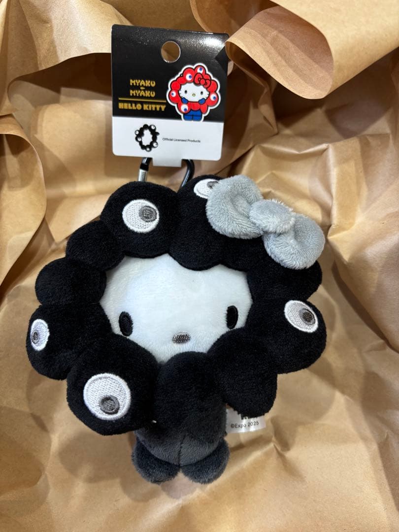 ミャクミャク　ブラック　ぬいぐるみ　ハローキティ　カラビナ付